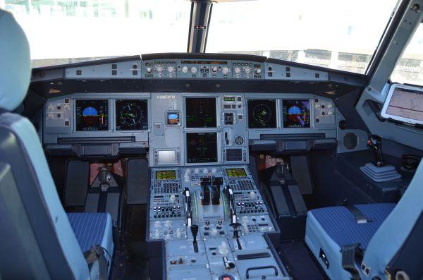 258 A320NEO cockpit.jpg